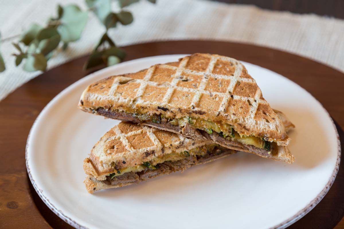 Croque au boeuf et courgettes grillées, sauce criolla