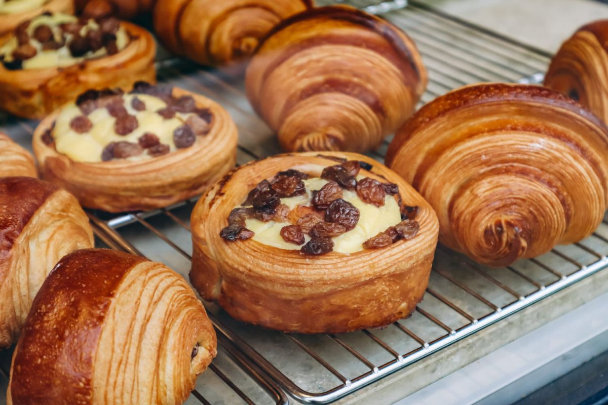 Le flat croissant : une tendance qui fait grincer des dents en France