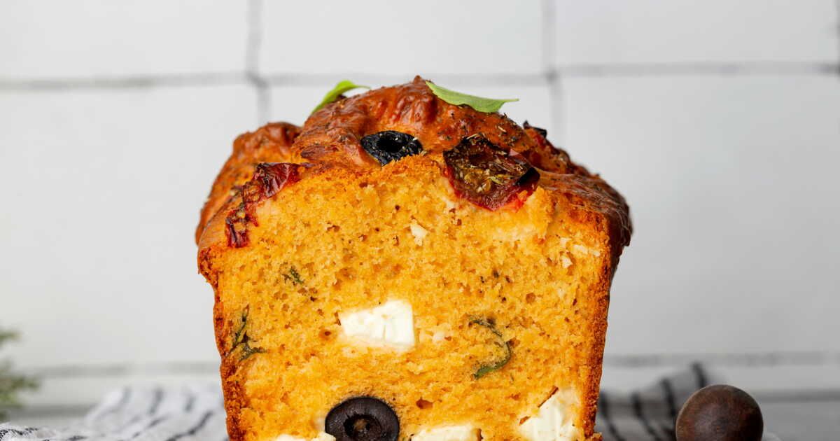Un cake apéritif qui met l'eau à la bouche : olives, feta et origan