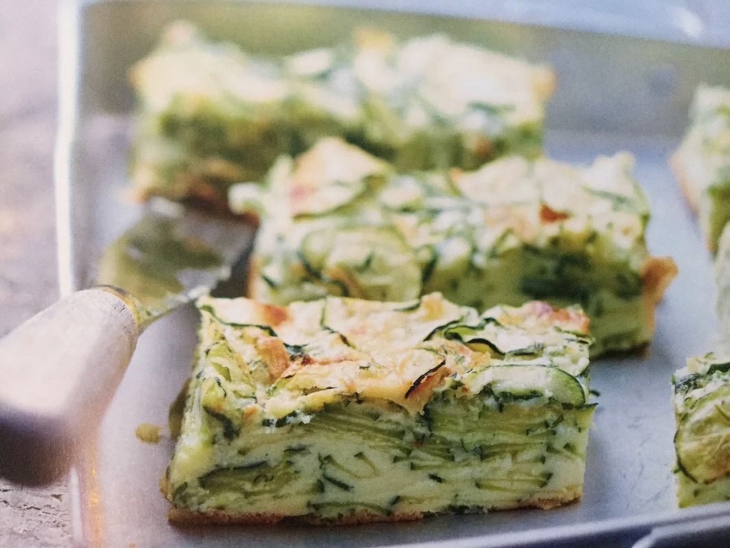 Découvrez le gâteau invisible aux courgettes et chèvre frais, une recette légère et savoureuse