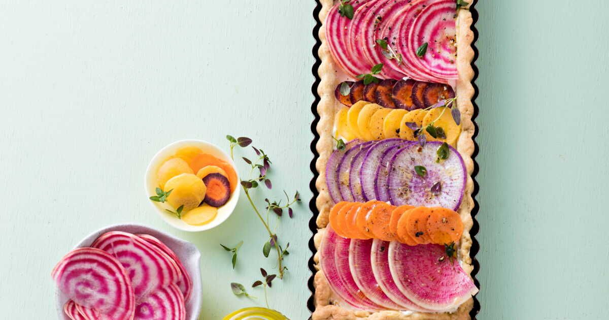 Une tarte rectangle aux saveurs colorées : radis, betterave et carottes