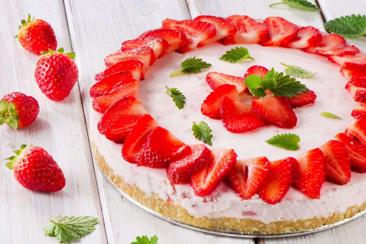 La fraîcheur du cheesecake glacé aux fraises à la manière de Simone Zanoni