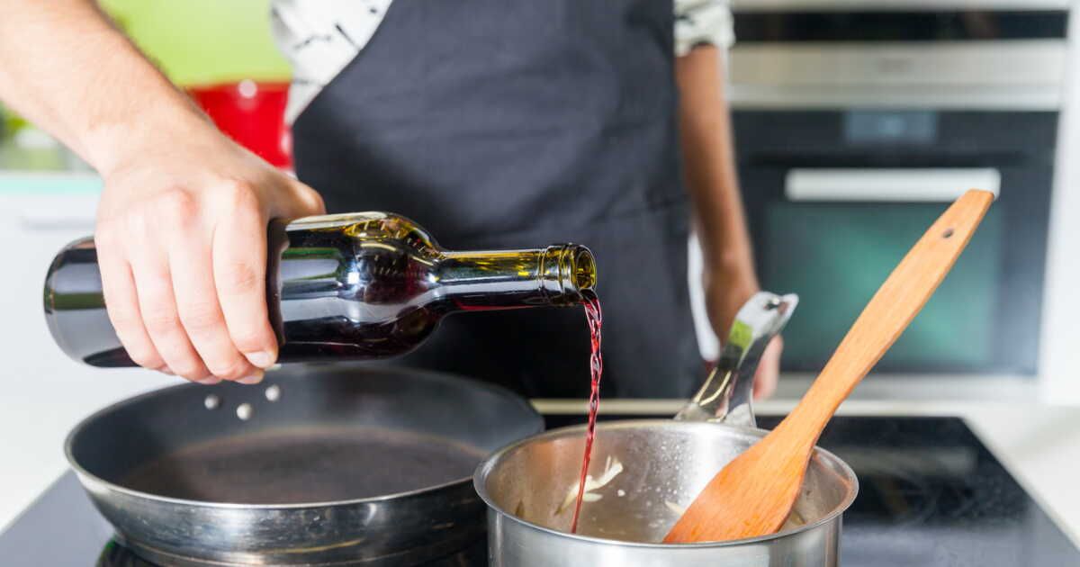 donnez du relief à vos plats grâce au déglaçage, la technique des chefs