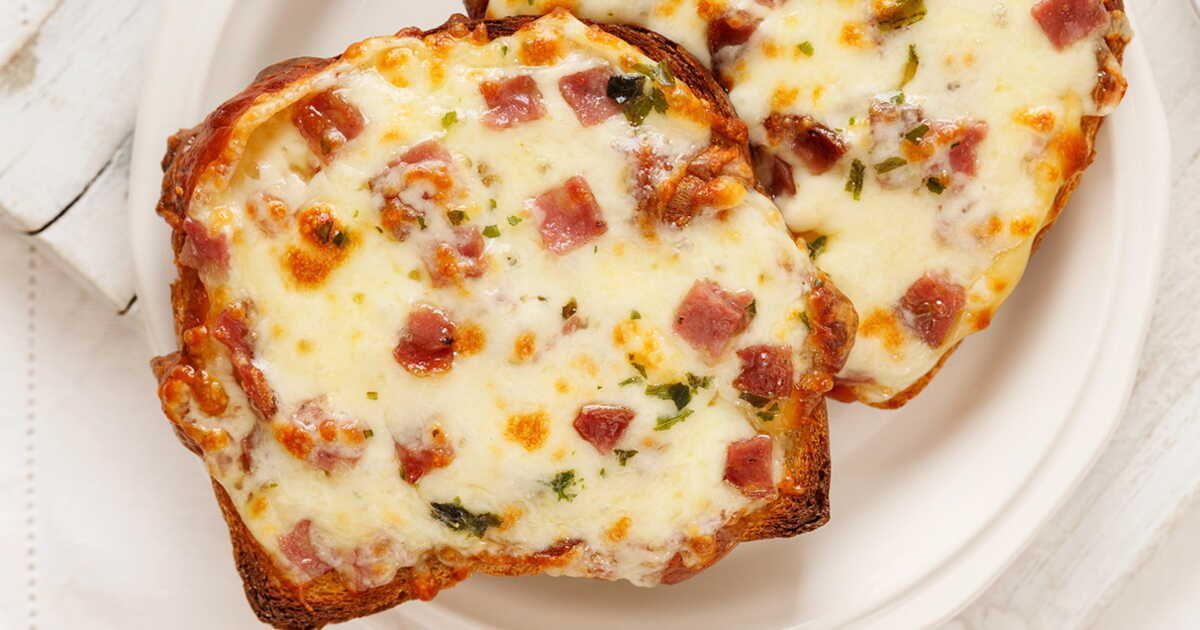 Dégustez une tartine grillée au reblochon et lardon en moins de 15 minutes