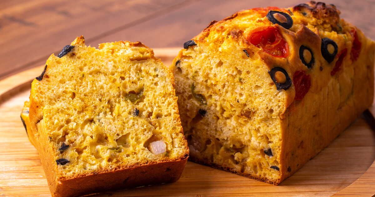 Un cake salé aux olives et au jambon : l'apéritif parfait et simple à réaliser