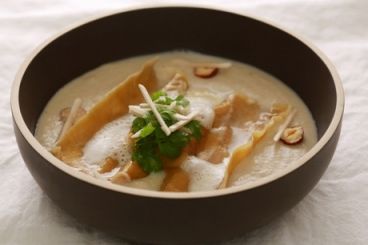 Une entrée raffinée : crème de champignons et raviole de foie gras