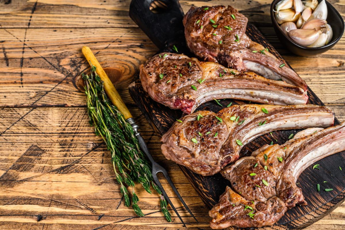 Savourez des côtelettes d'agneau à la plancha avec Laurent Mariotte