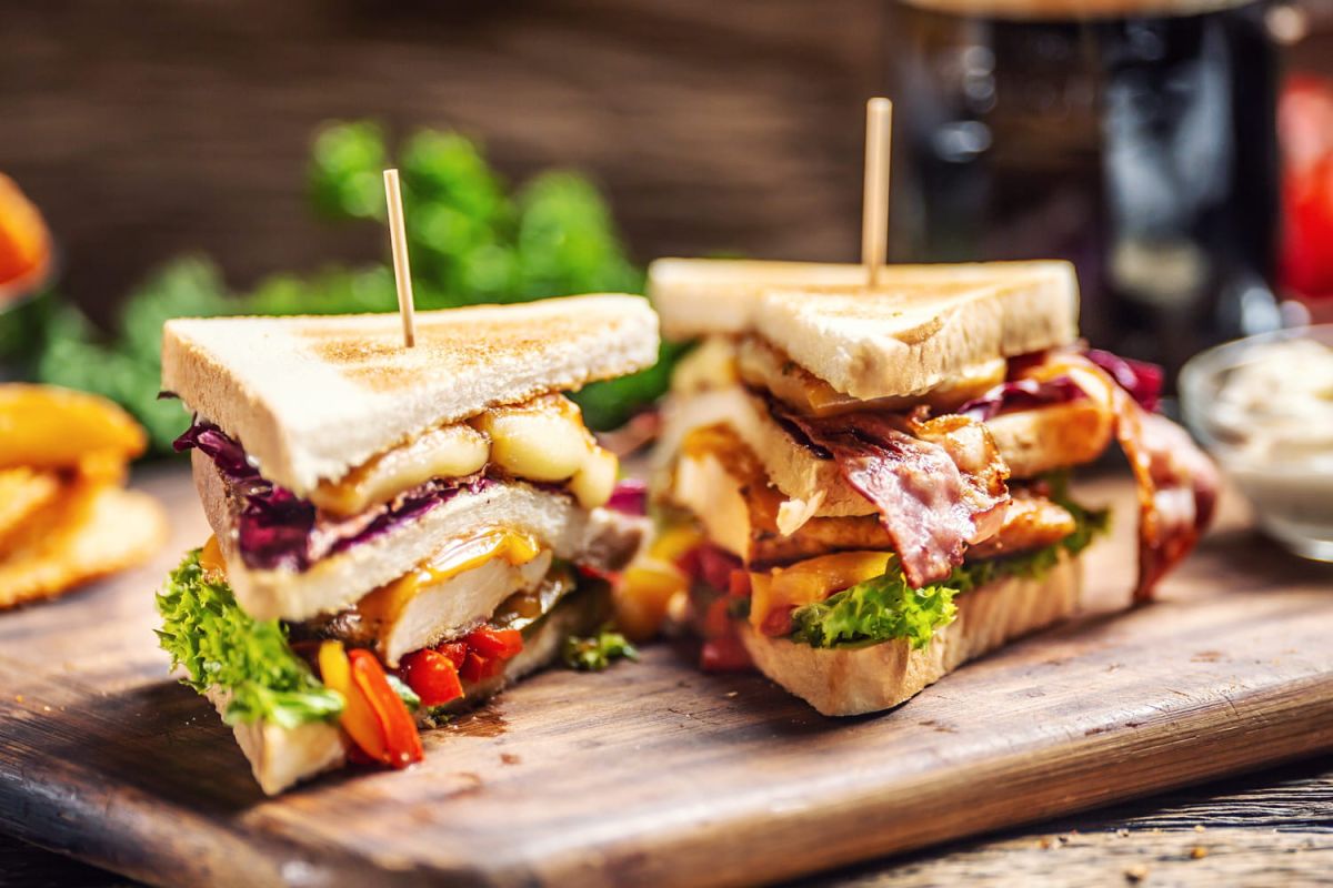 Le chef Julien Duboué révèle sa recette de club sandwich irrésistible