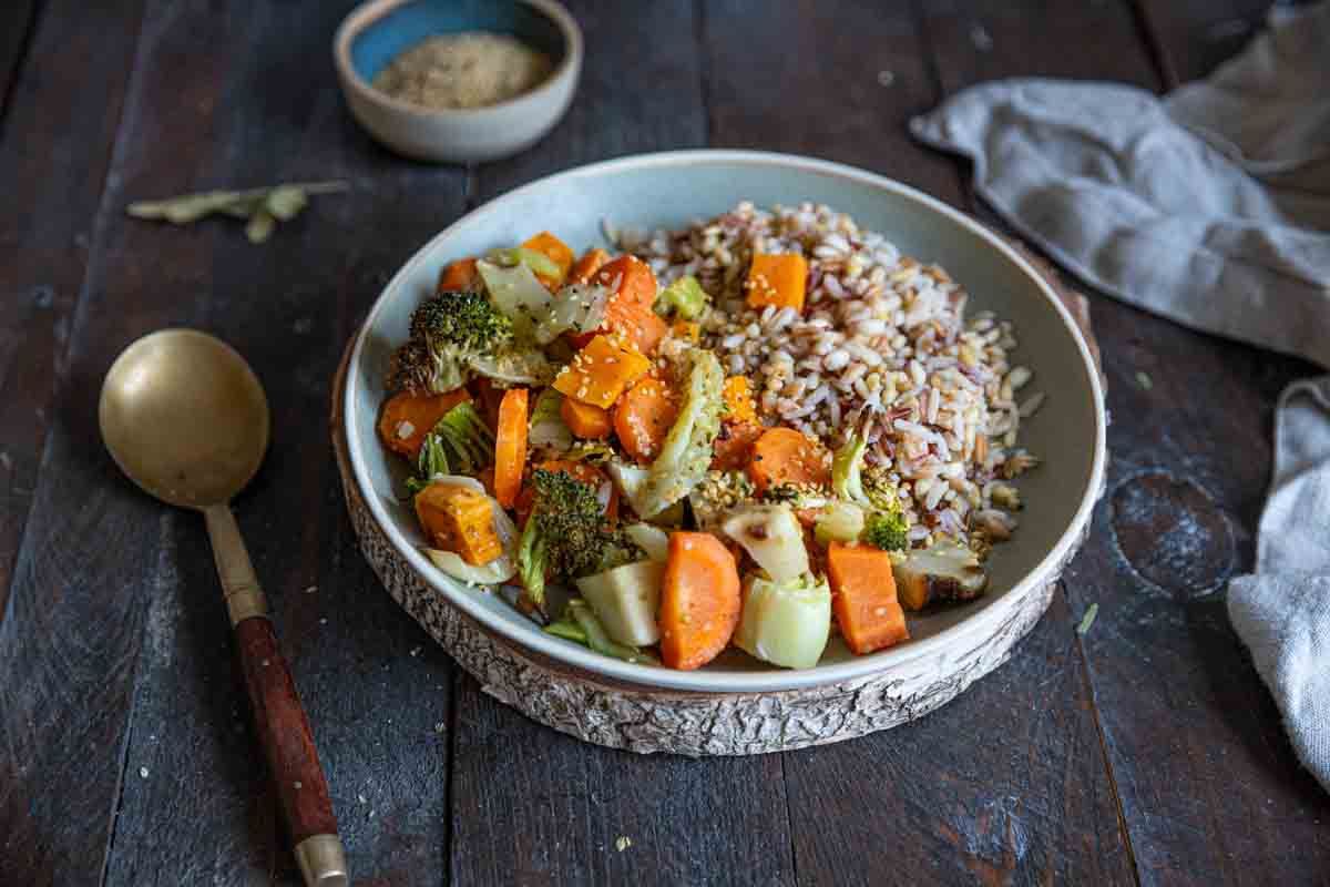 Un plat coloré : quinoa et légumes rôtis pour une alimentation saine