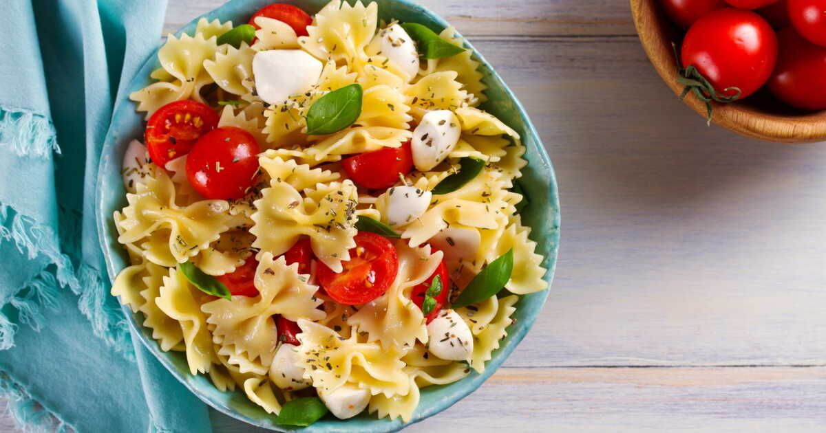 La recette estivale des pâtes à la caprese qui transportera vos papilles en Italie