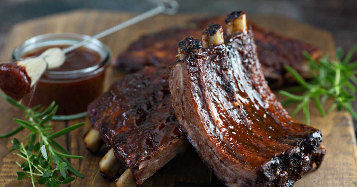 Des travers de porc au barbecue : secrets et recettes révélés