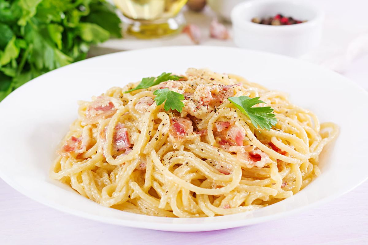 Découvrez la méthode authentique des Italiens pour préparer une carbonara parfaite