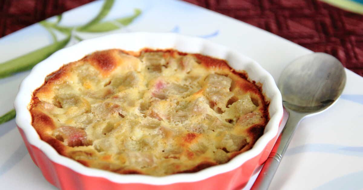 Découvrez la recette irrésistible du clafoutis à la rhubarbe signée Cyril Lignac