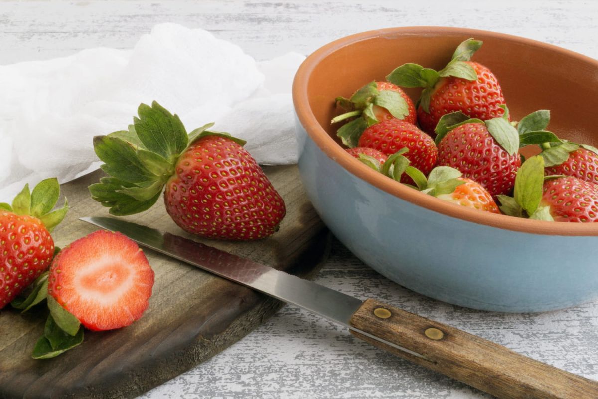 Comment équeuter des fraises facilement ?