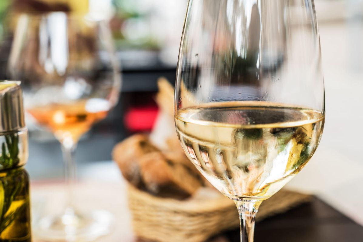 Comment éviter les déceptions en commandant du vin blanc au restaurant
