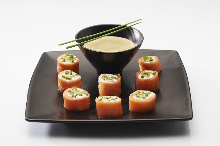 Savourez des makis de saumon et ravioles avec une touche créative