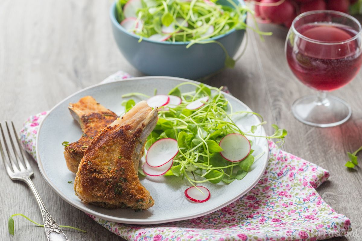 Côtes d'agneau croustillantes aux herbes et miel avec salade de pourpier et radis