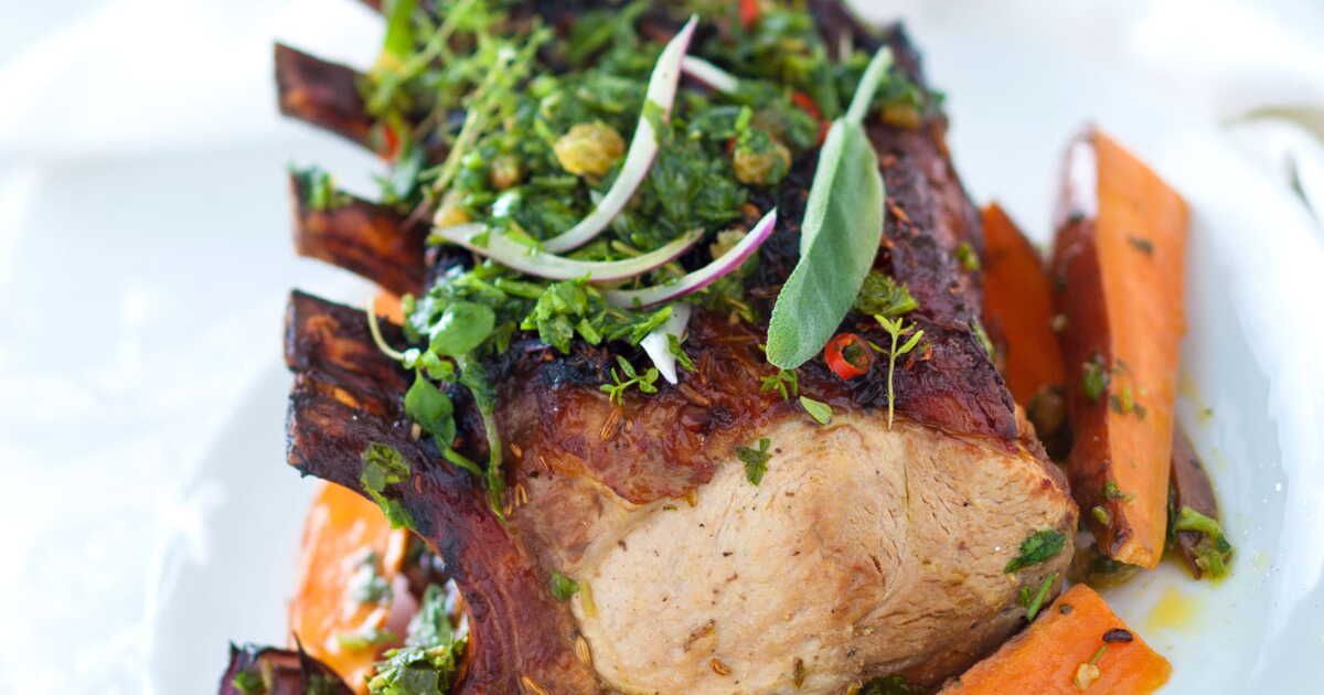 Un délice argentin : carré de porc à la sauce chimichurri