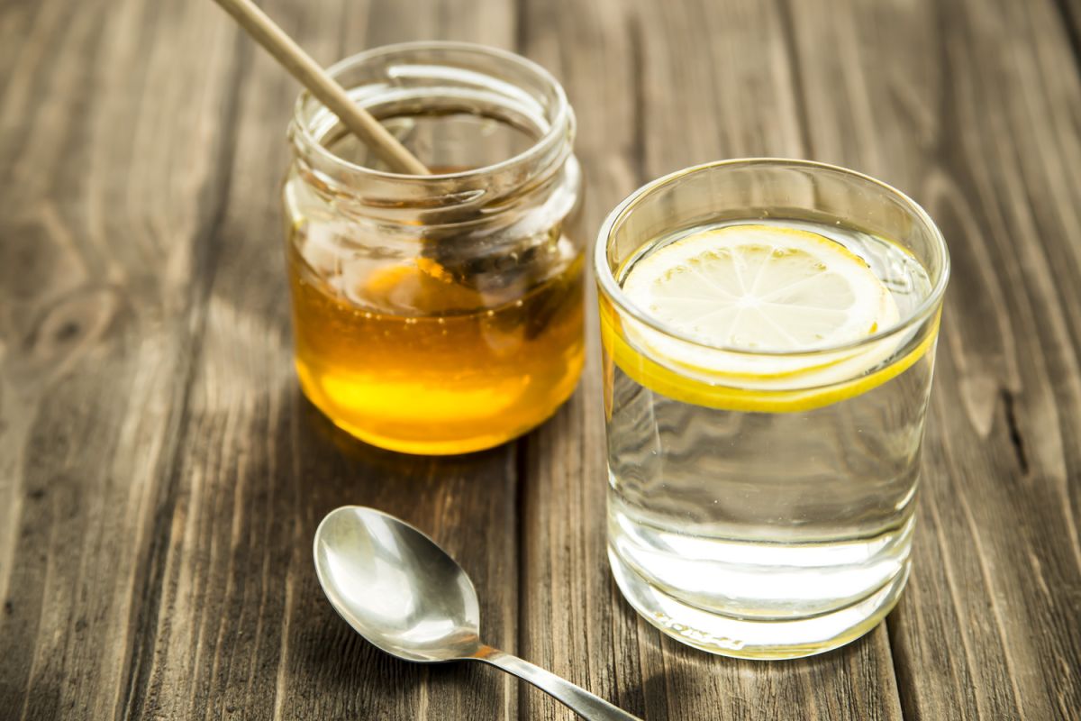 Découvrez pourquoi commencer votre journée avec un verre d'eau tiède et du miel est essentiel