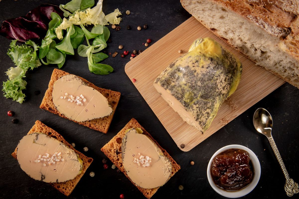 Foie gras mi-cuit : découvrez ses secrets et ses différences avec le cuit