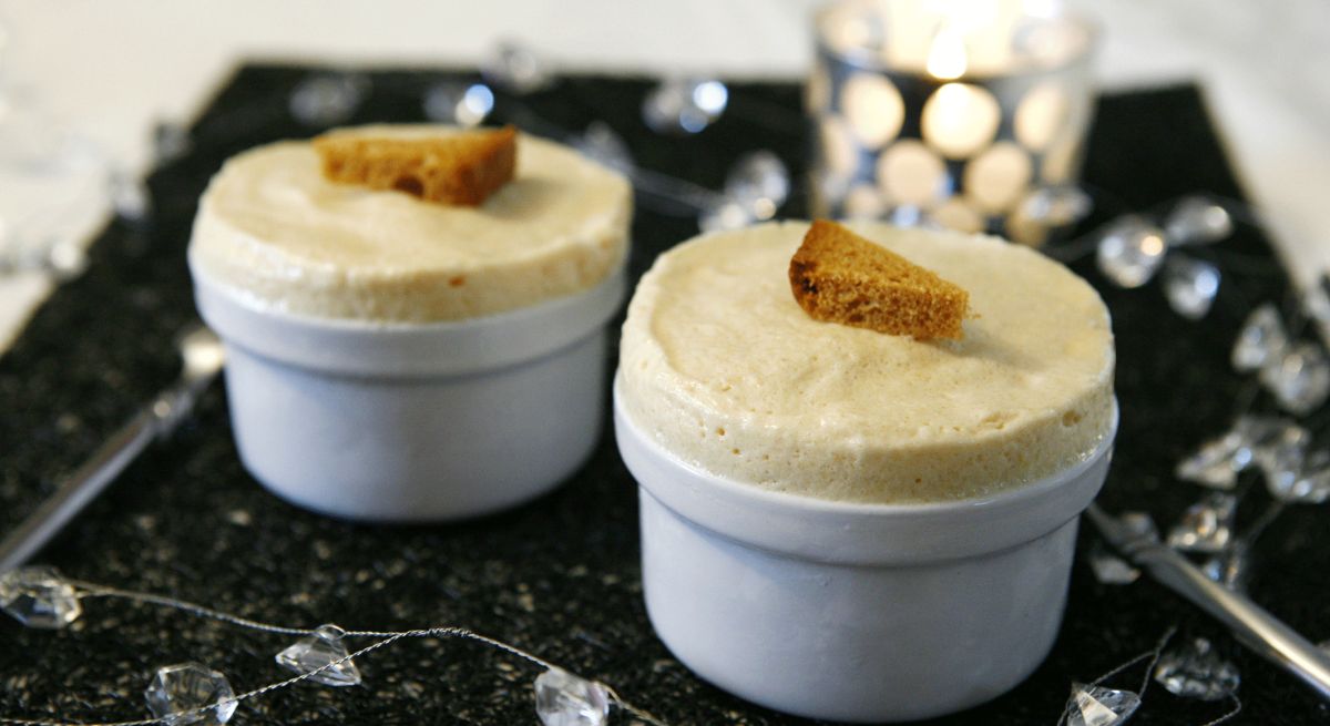 Un dessert festif : soufflés glacés à la poire et au pain d'épices
