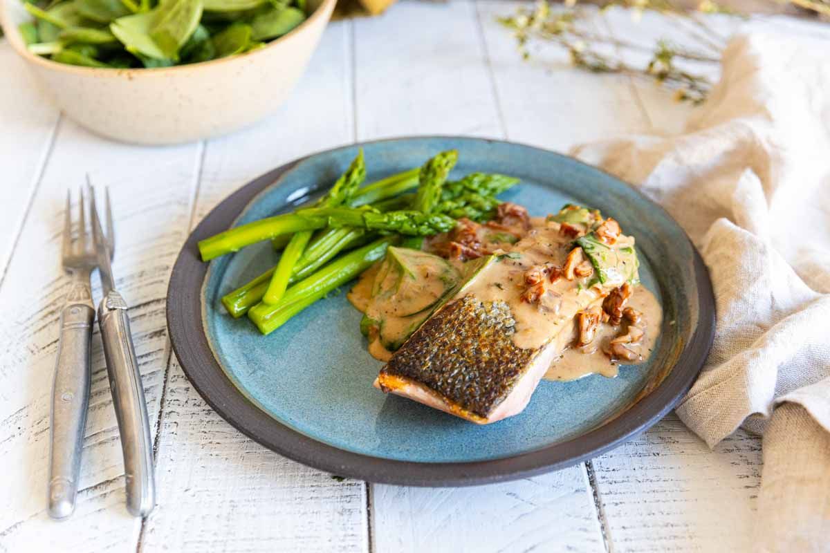 Une touche de fraîcheur avec le saumon crémeux aux épinards et asperges