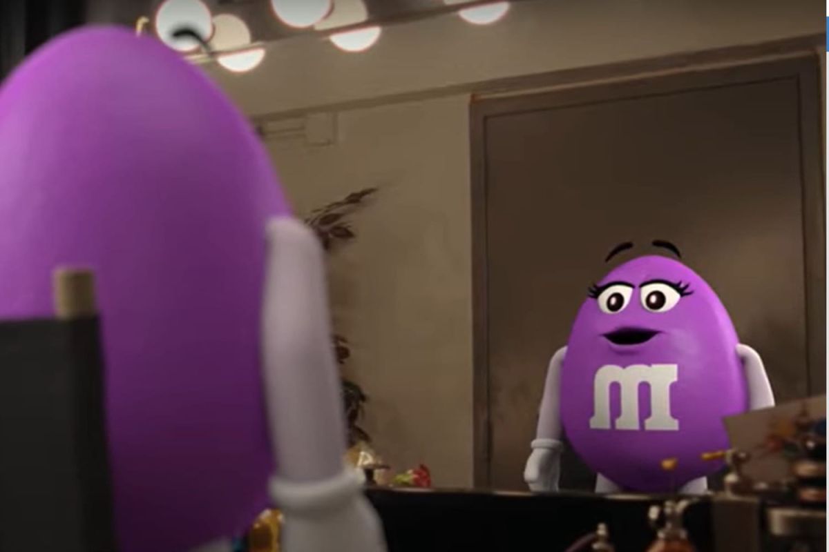 M&M's bande à Violette : une mascotte colorée pour un message puissant