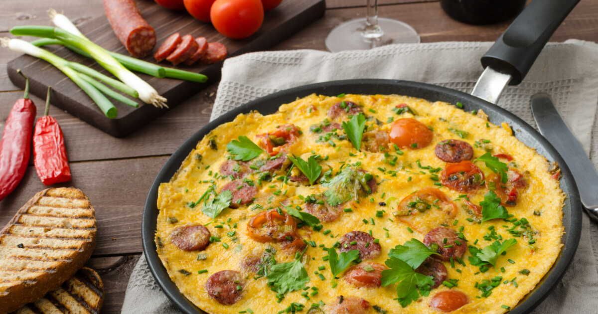 L'omelette aux poivrons et merguez à la plancha, la recette savoureuse de Laurent Mariotte