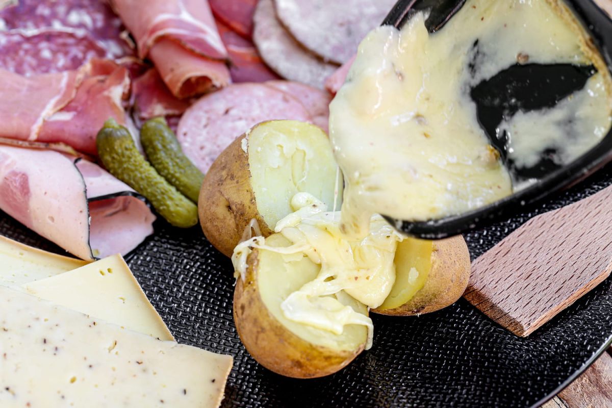 Découvrez le fromage secret pour une raclette délicieuse et abordable