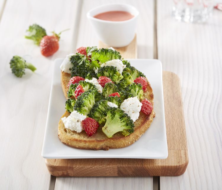 Tartine de carpaccio de brocoli et chèvre frais, vinaigrette de fraise