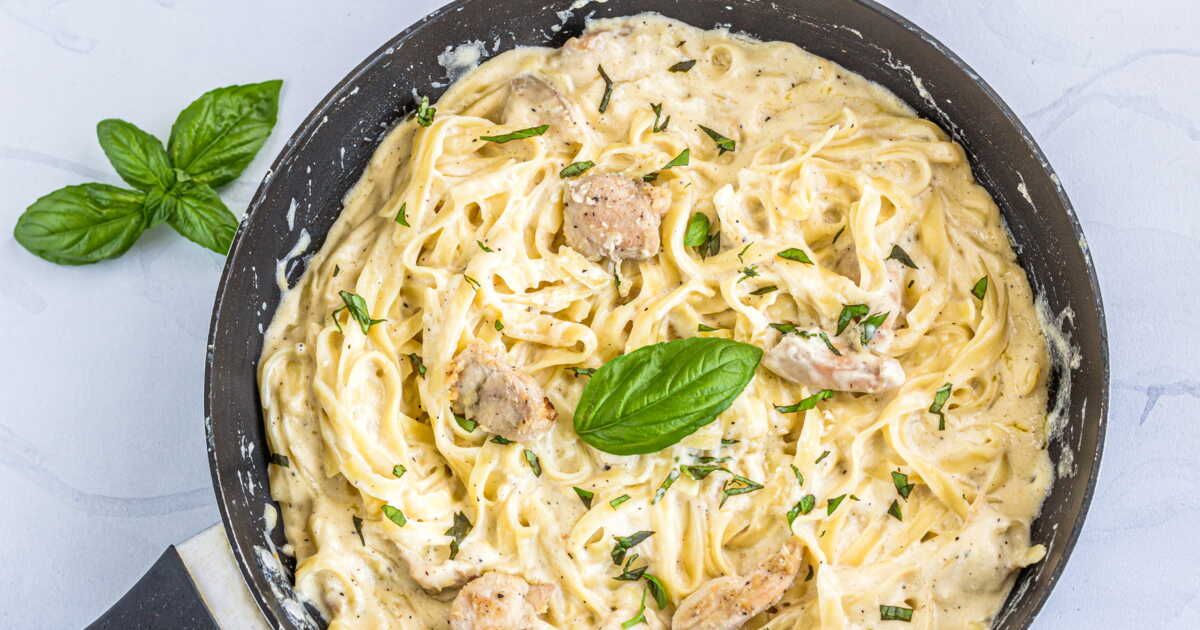 Pâtes crémeuses au poulet et parmesan : un plat réconfortant en 20 minutes