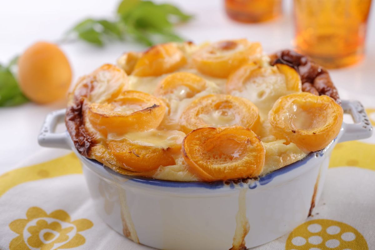 Un clafoutis aux abricots léger et savoureux à seulement 130 calories par portion