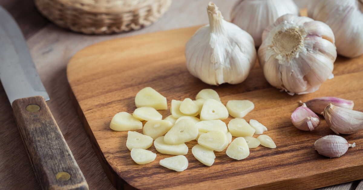 Neutraliser les odeurs de votre planche à découper : des astuces incontournables
