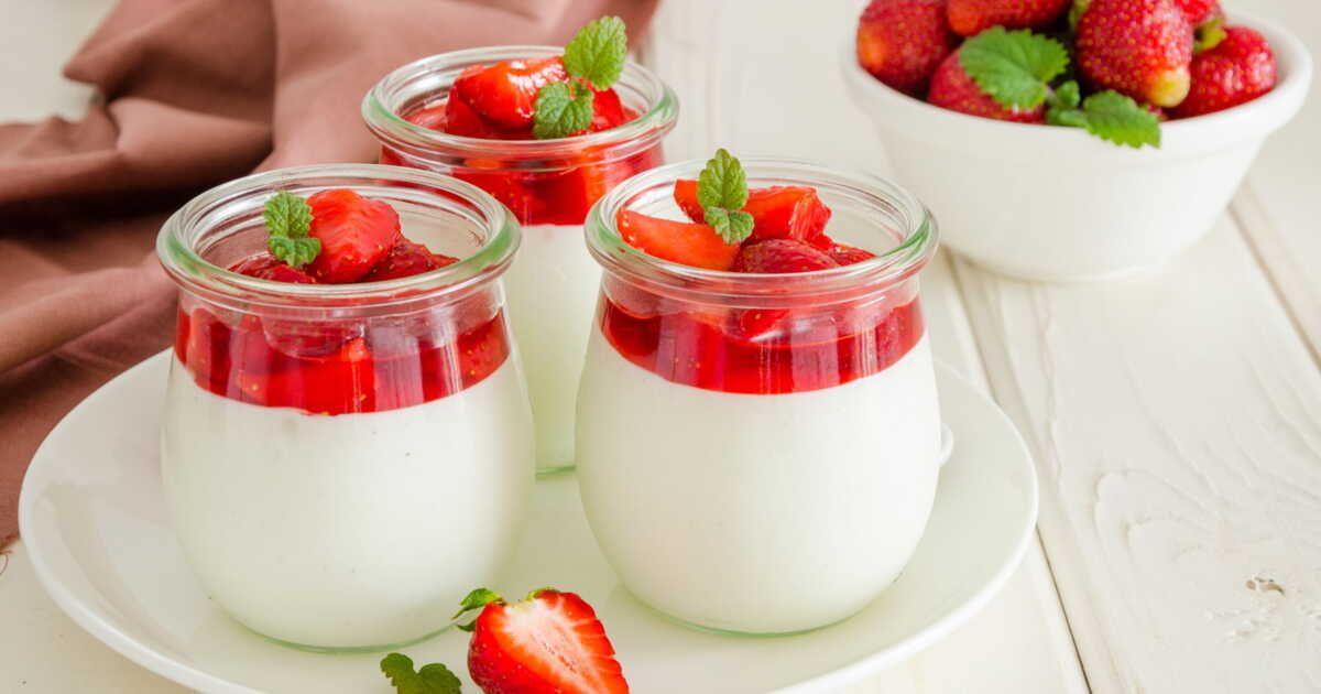 Une panna cotta aux fraises sans gélatine pour un été fruité