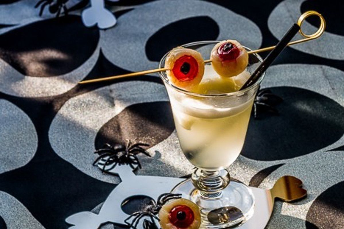 une potion d'halloween : lemon ice soda et brochettes d'yeux de zombies