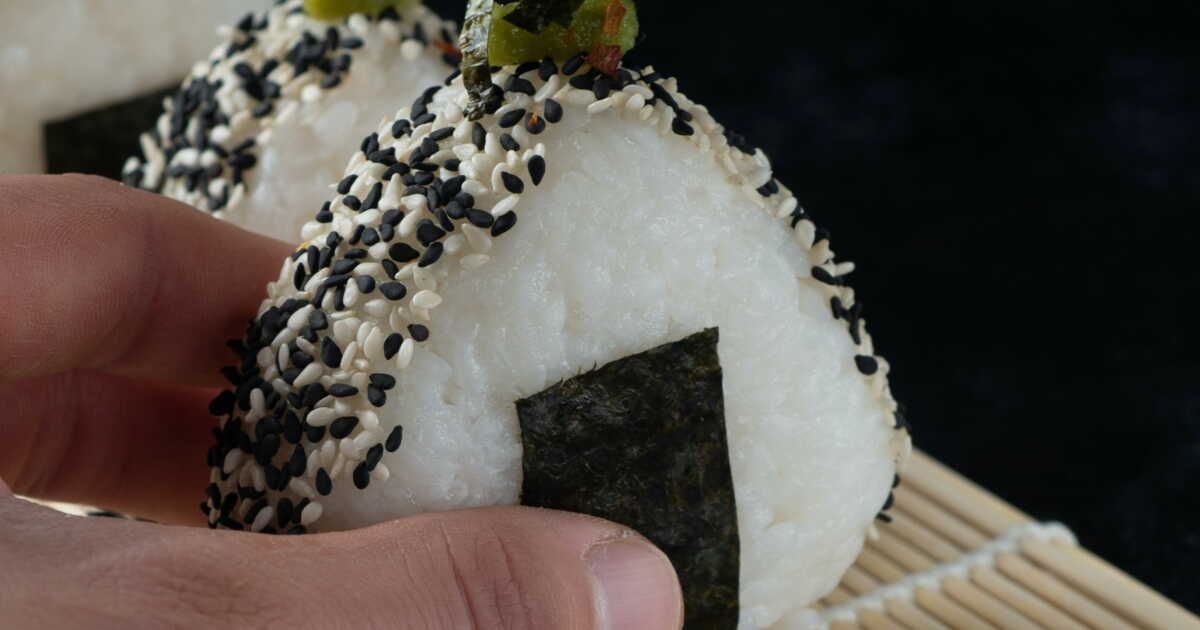 À la découverte des onigiri : les boulettes de riz japonaises qui font chavirer les papilles