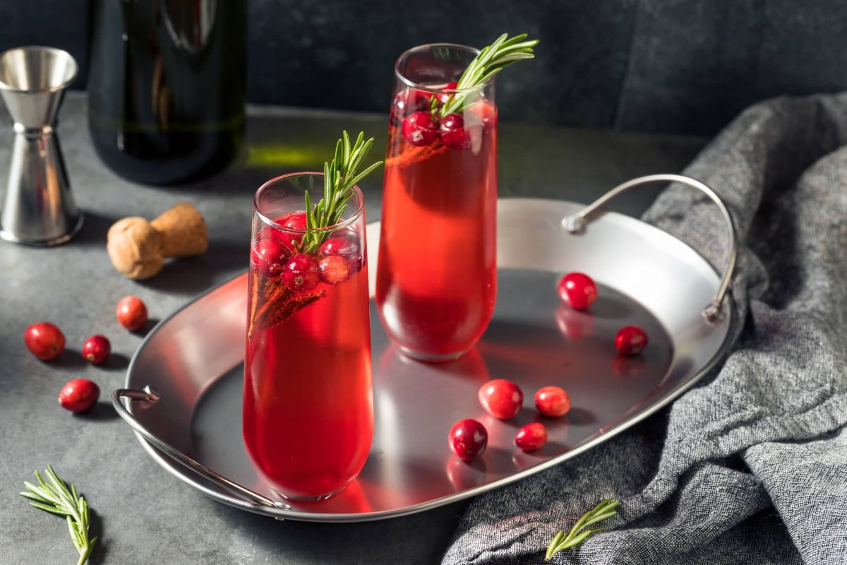 Découvrez le cocktail Poinsettia, l'apéritif festif idéal pour vos fêtes de fin d'année