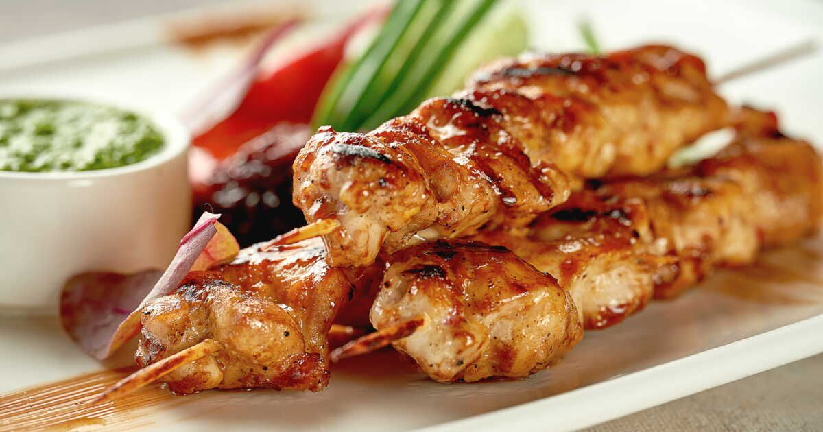 Découvrez la recette inratable des brochettes de poulet à la sauce cacahuète
