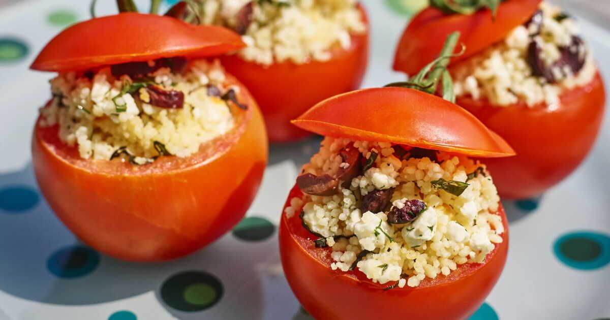 Redécouvrez la tomate farcie avec cette version sans cuisson